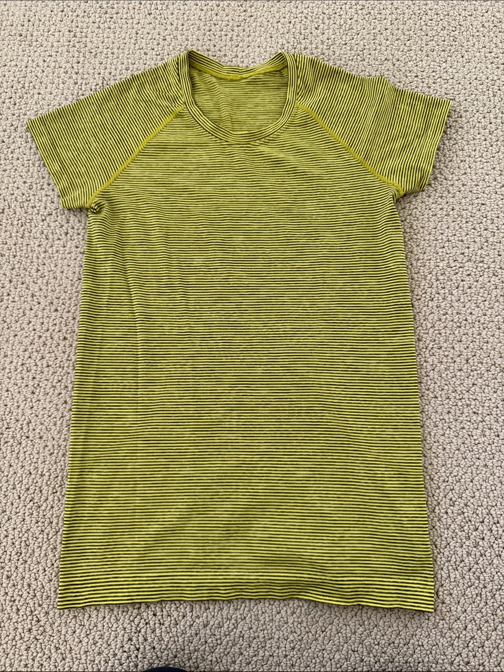 Lululemon Swiftly T hip length size 8 - Yellow/Black